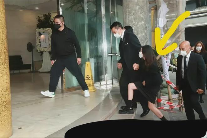 刘德华父亲葬礼感人瞬间：成龙眼睛肿了，吴君如走路踉跄