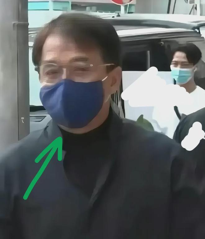 刘德华父亲葬礼感人瞬间：成龙眼睛肿了，吴君如走路踉跄