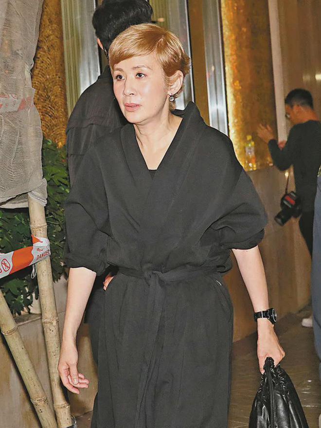 刘德华父亲葬礼感人瞬间：成龙眼睛肿了，吴君如走路踉跄