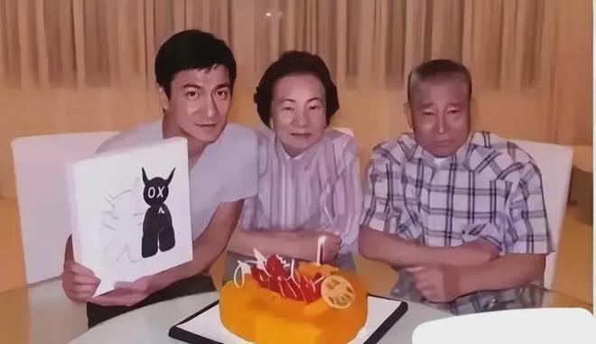 刘德华父亲葬礼感人瞬间：成龙眼睛肿了，吴君如走路踉跄