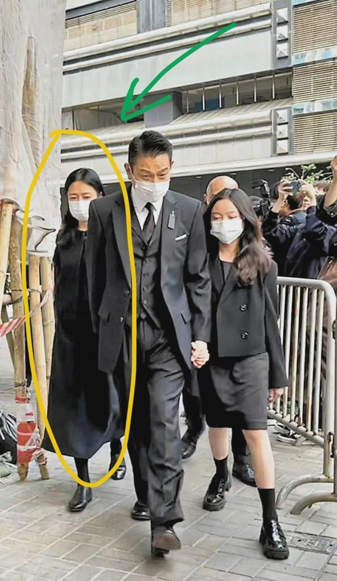 刘德华父亲葬礼感人瞬间：成龙眼睛肿了，吴君如走路踉跄