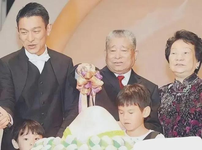 刘德华父亲葬礼感人瞬间：成龙眼睛肿了，吴君如走路踉跄