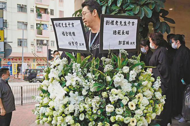 刘德华父亲葬礼感人瞬间：成龙眼睛肿了，吴君如走路踉跄