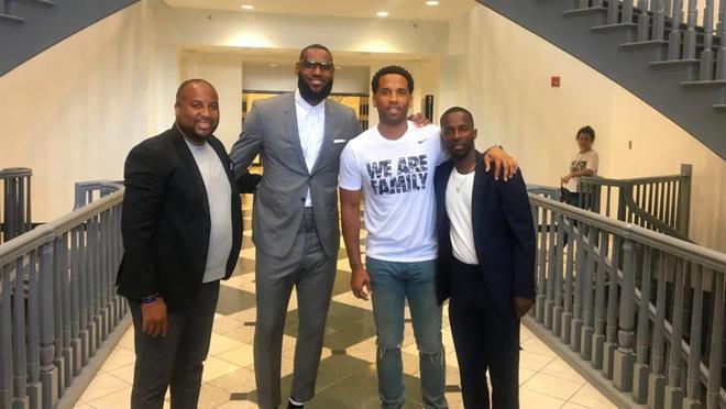 43岁金·卡戴珊看NBA，被詹姆斯合作伙伴亲脸颊