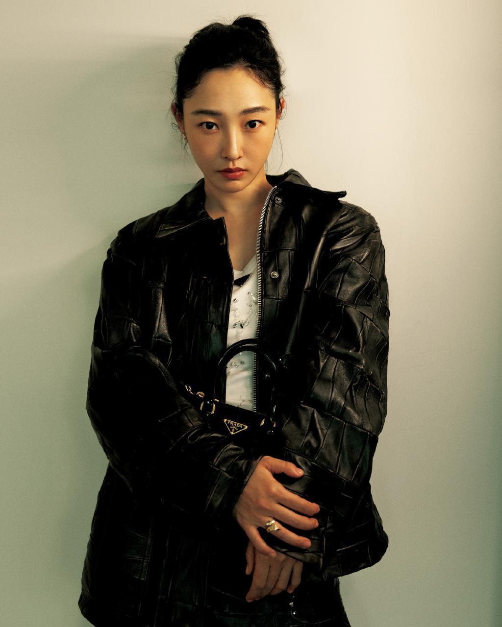 白百何示范黑白简约穿搭 在镜头前鬼马可爱