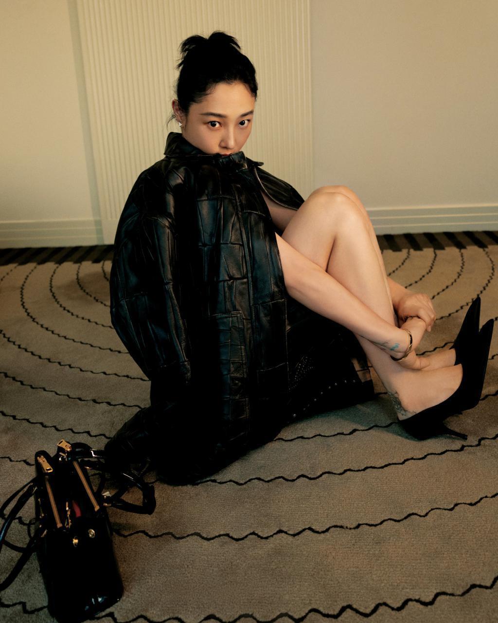 白百何示范黑白简约穿搭 在镜头前鬼马可爱