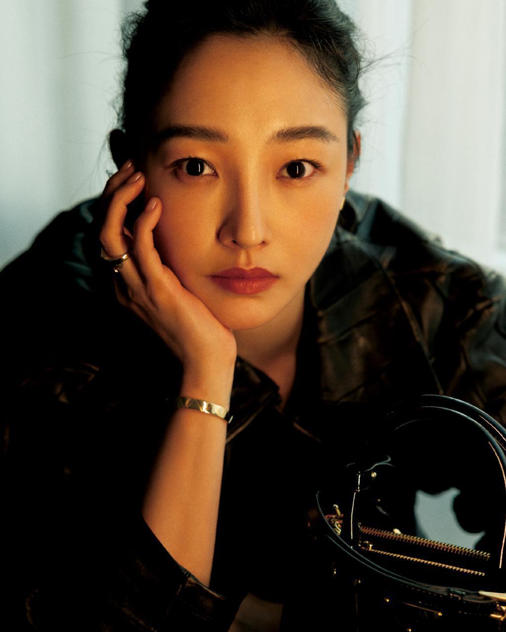 白百何示范黑白简约穿搭 在镜头前鬼马可爱