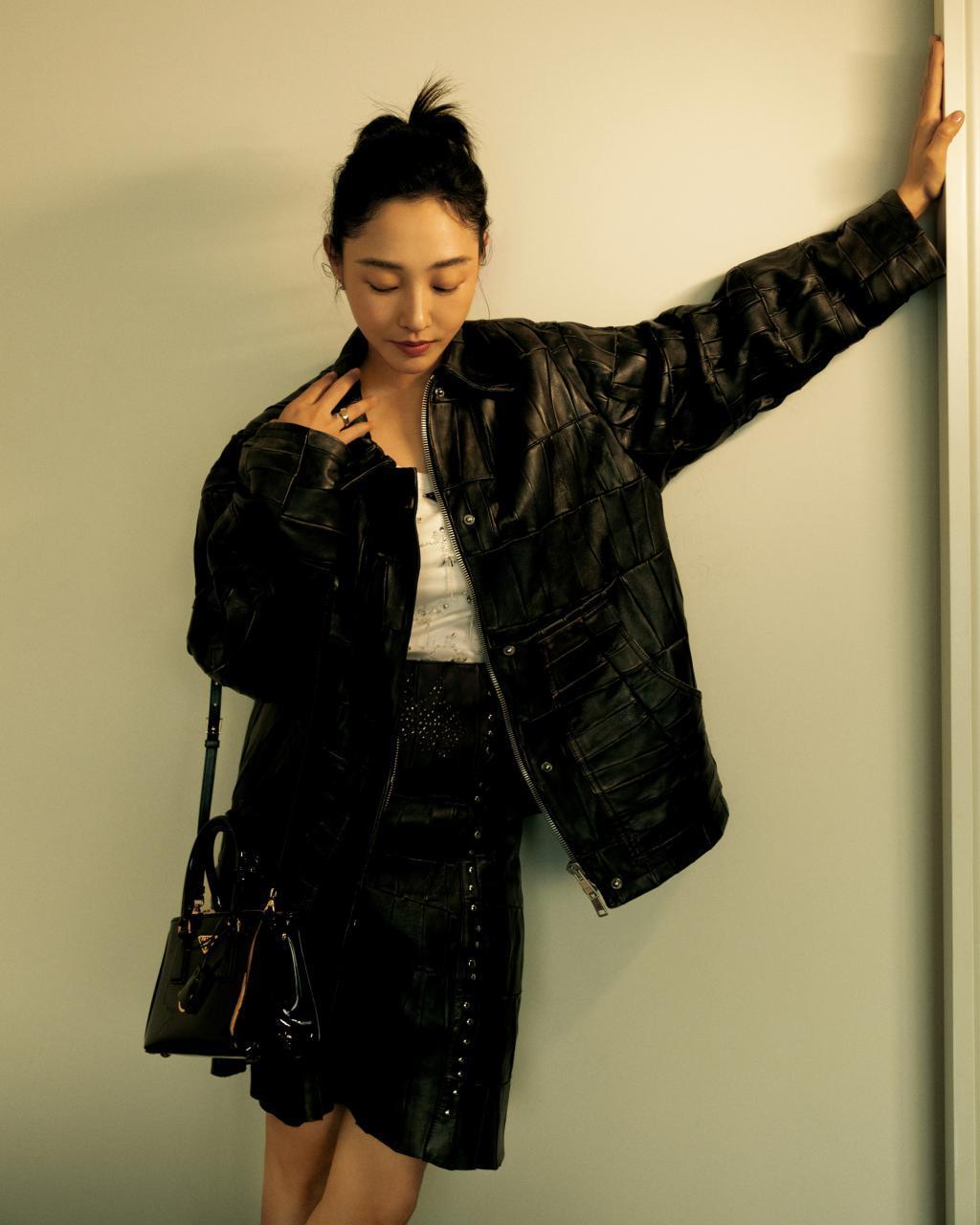 白百何示范黑白简约穿搭 在镜头前鬼马可爱