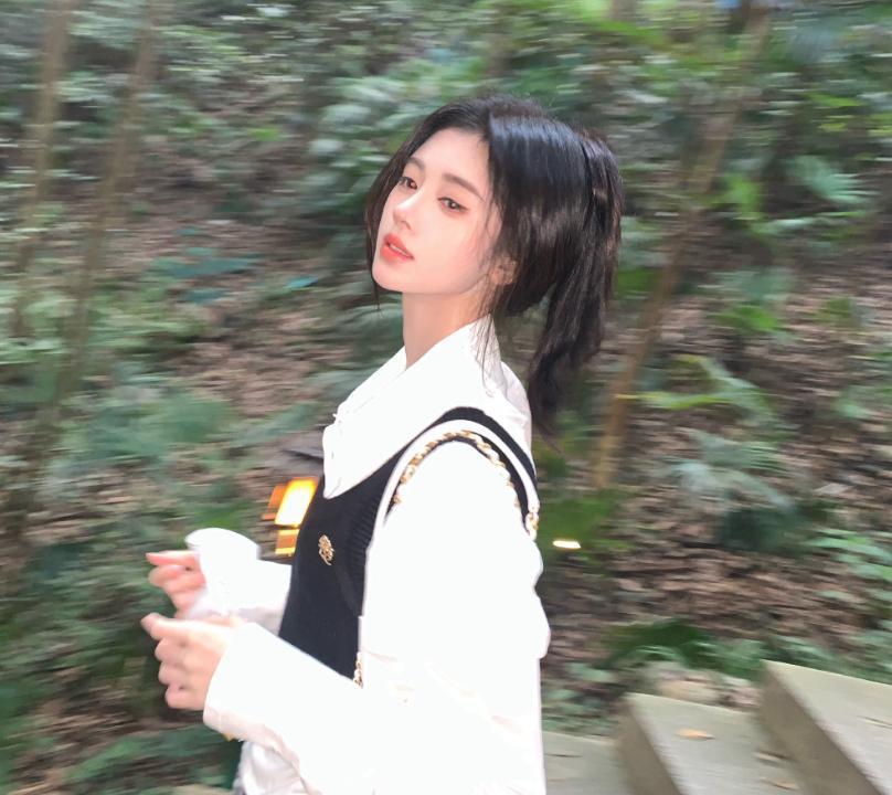 鞠婧祎穿格纹裙露美腿 盘发造型慵懒随性