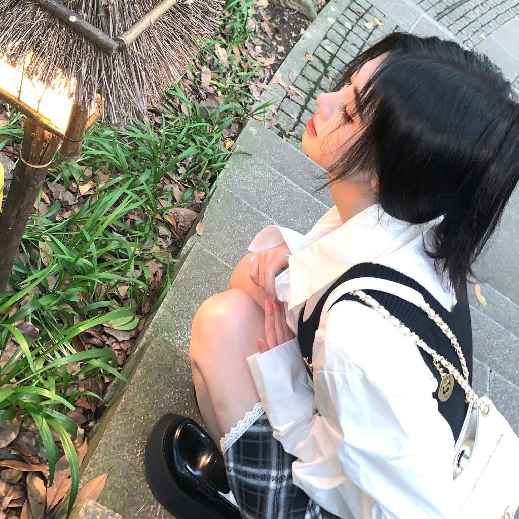 鞠婧祎穿格纹裙露美腿 盘发造型慵懒随性