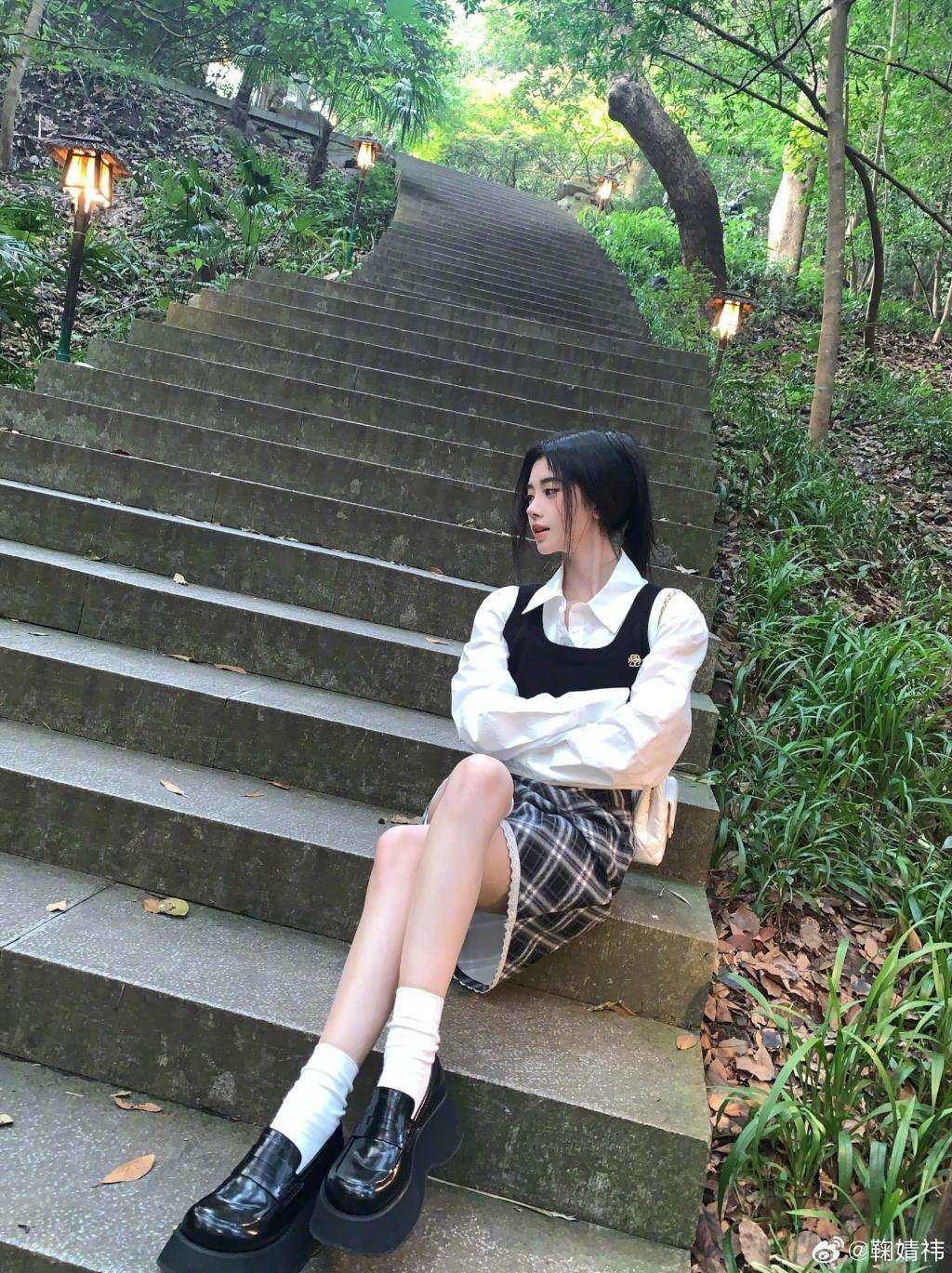 鞠婧祎穿格纹裙露美腿 盘发造型慵懒随性