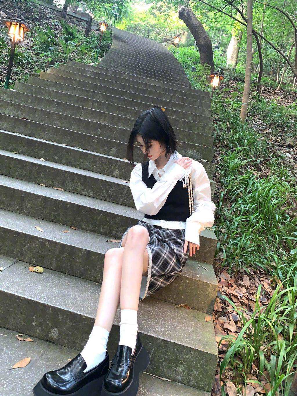 鞠婧祎穿格纹裙露美腿 盘发造型慵懒随性