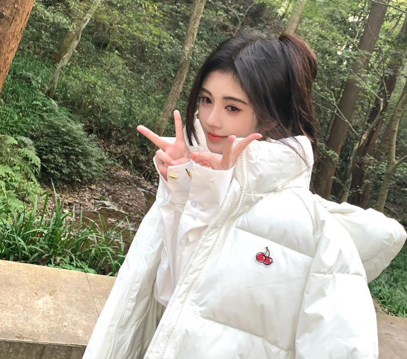 鞠婧祎穿格纹裙露美腿 盘发造型慵懒随性
