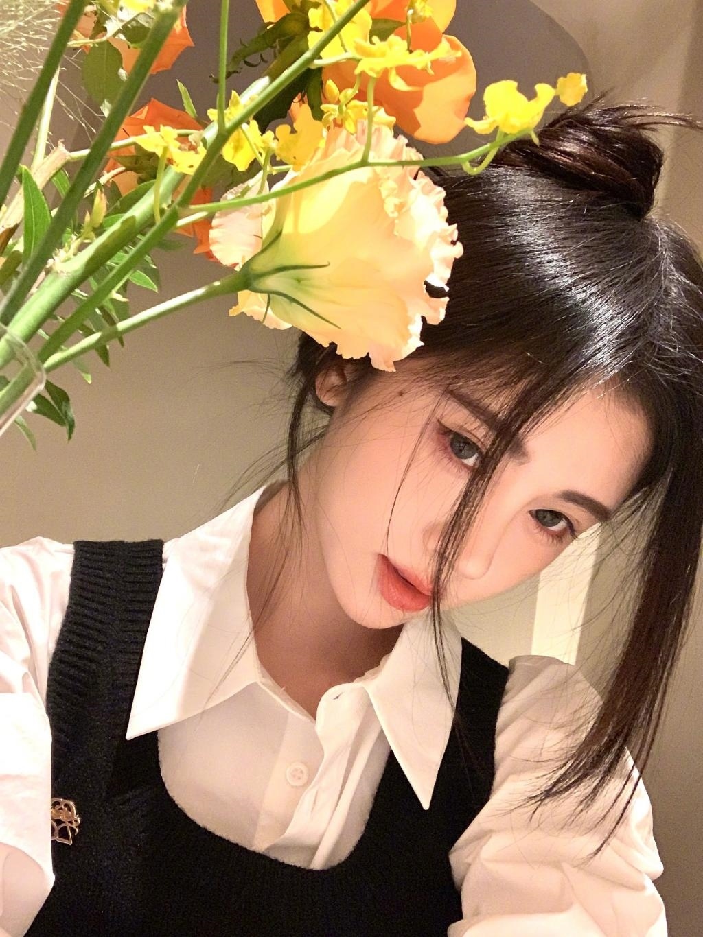 鞠婧祎穿格纹裙露美腿 盘发造型慵懒随性