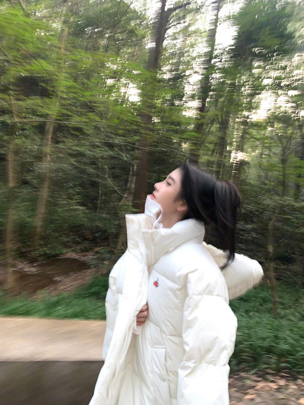 鞠婧祎穿格纹裙露美腿 盘发造型慵懒随性