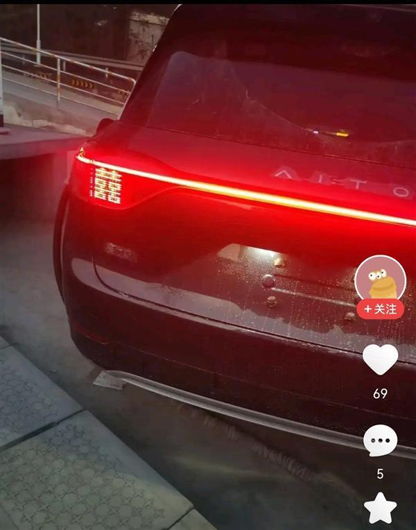 可自定义图案和文字！网友晒问界M9后尾灯：秒变婚车