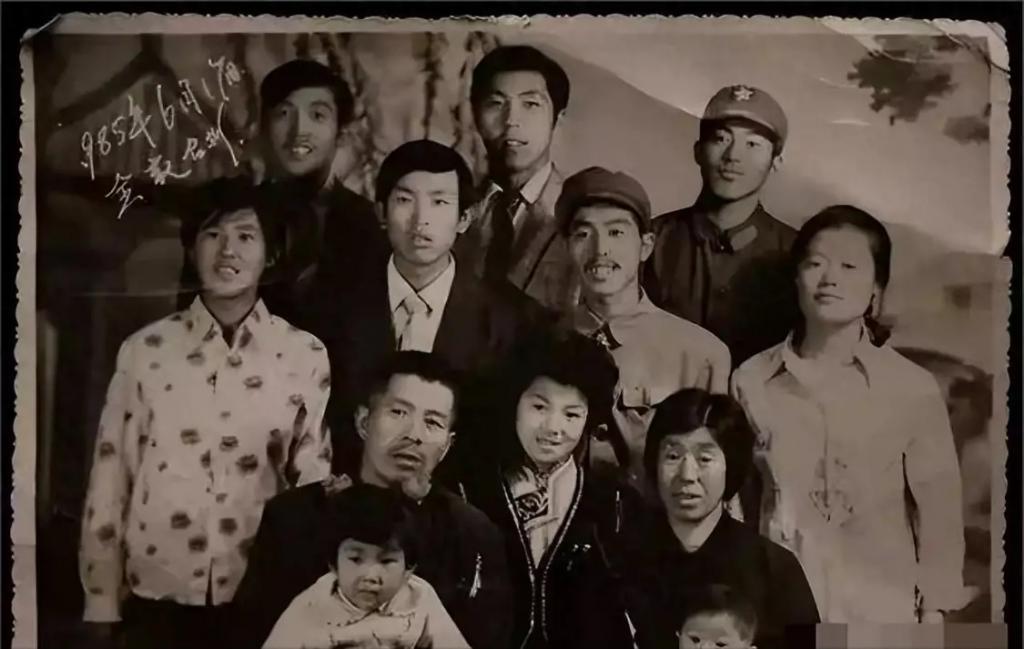 17岁被性侵34岁成老鸨49岁嫁名导，她一手烂牌打成王炸