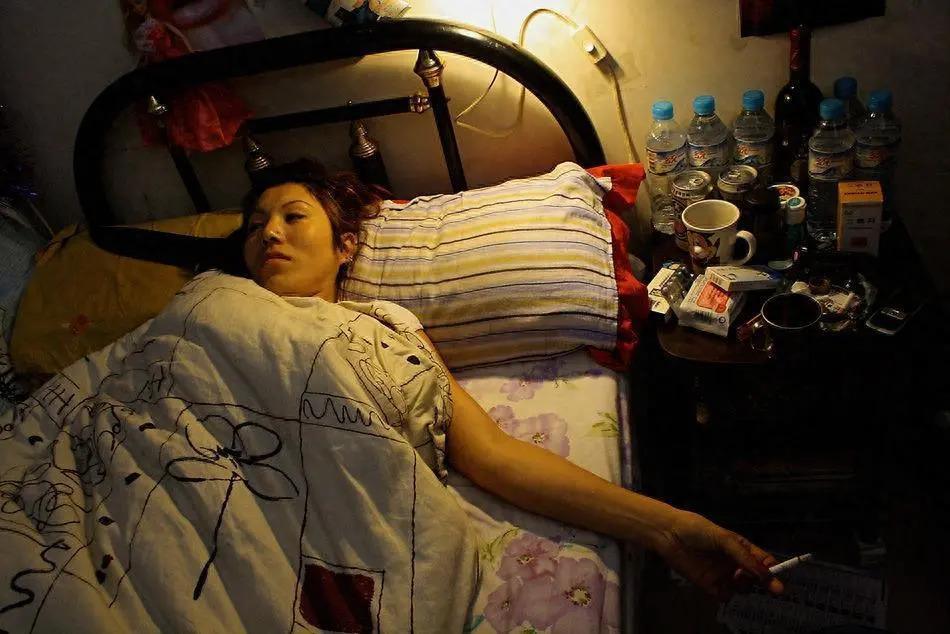 17岁被性侵34岁成老鸨49岁嫁名导，她一手烂牌打成王炸