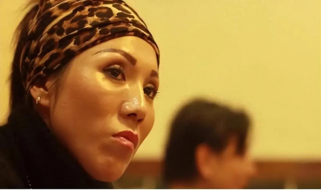 17岁被性侵34岁成老鸨49岁嫁名导，她一手烂牌打成王炸