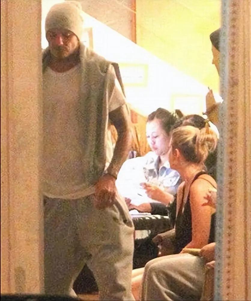 17岁被性侵34岁成老鸨49岁嫁名导，她一手烂牌打成王炸