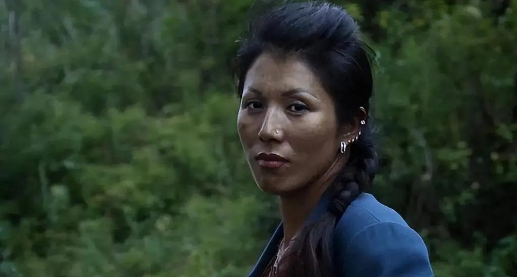 17岁被性侵34岁成老鸨49岁嫁名导，她一手烂牌打成王炸