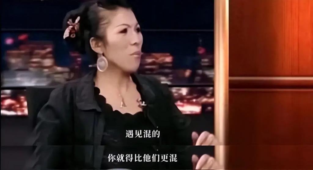 17岁被性侵34岁成老鸨49岁嫁名导，她一手烂牌打成王炸