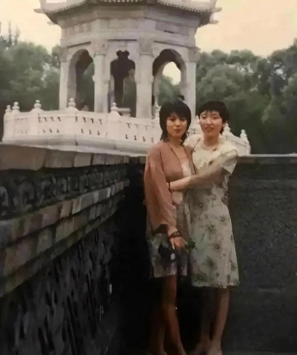 17岁被性侵34岁成老鸨49岁嫁名导，她一手烂牌打成王炸