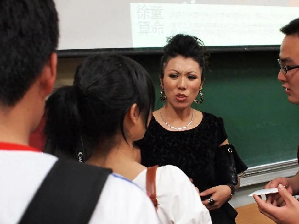 17岁被性侵34岁成老鸨49岁嫁名导，她一手烂牌打成王炸