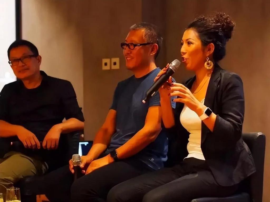 17岁被性侵34岁成老鸨49岁嫁名导，她一手烂牌打成王炸