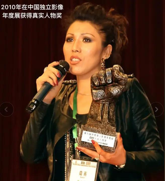 17岁被性侵34岁成老鸨49岁嫁名导，她一手烂牌打成王炸