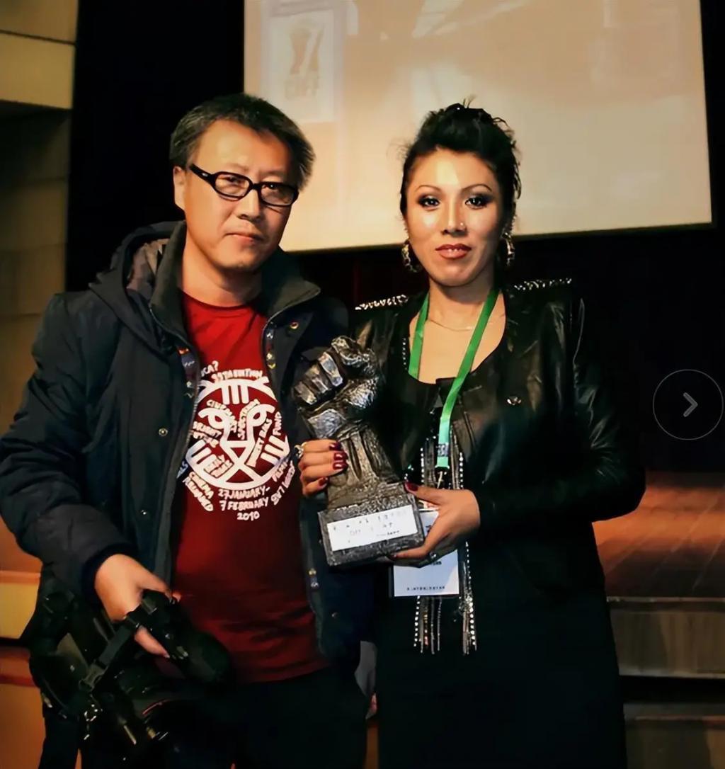 17岁被性侵34岁成老鸨49岁嫁名导，她一手烂牌打成王炸