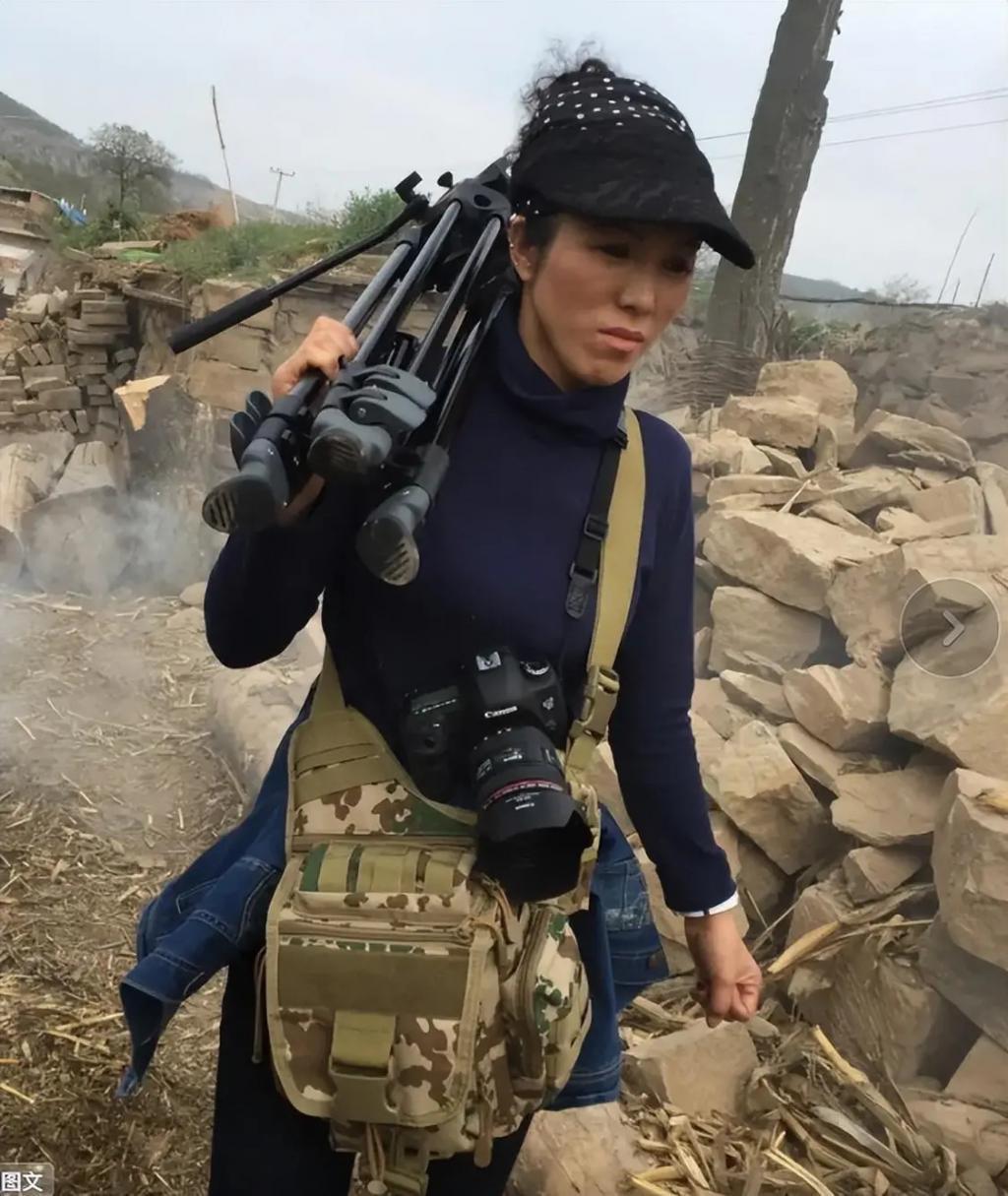 17岁被性侵34岁成老鸨49岁嫁名导，她一手烂牌打成王炸