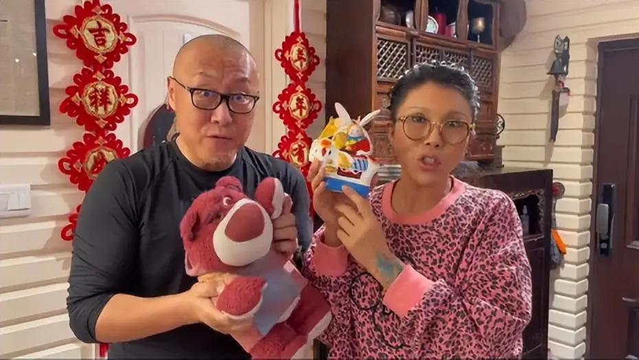 17岁被性侵34岁成老鸨49岁嫁名导，她一手烂牌打成王炸