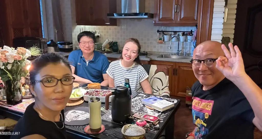 17岁被性侵34岁成老鸨49岁嫁名导，她一手烂牌打成王炸