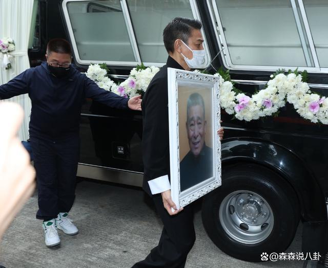 刘德华公司回应父亲葬礼完成，结婚15年首度纠正太太名字