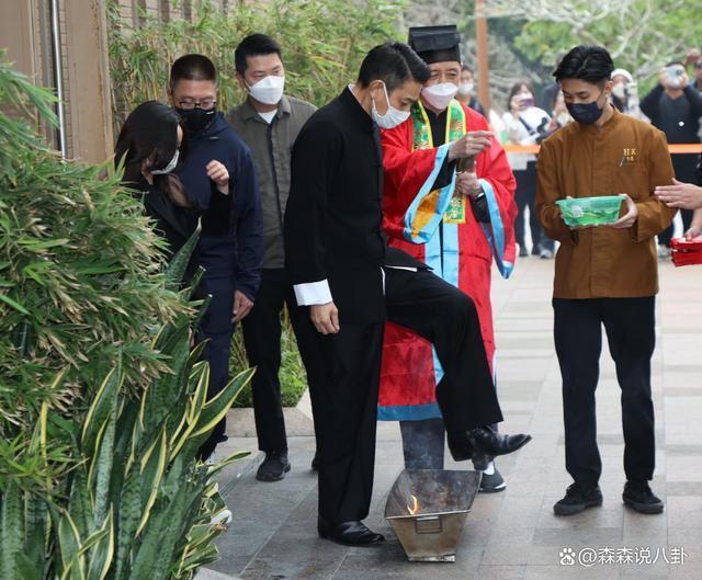 刘德华公司回应父亲葬礼完成，结婚15年首度纠正太太名字