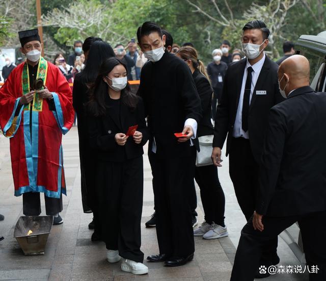刘德华公司回应父亲葬礼完成，结婚15年首度纠正太太名字