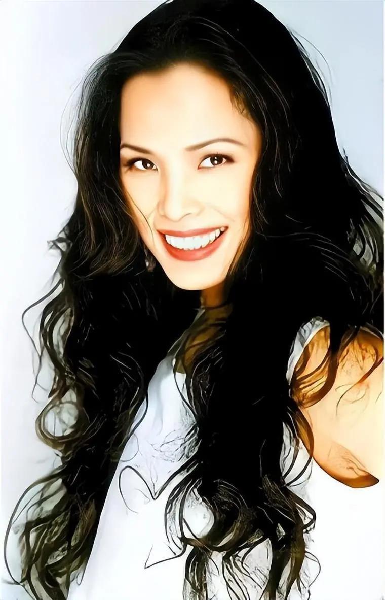 60岁韦唯现状：家暴前夫已离世，3个儿子成最大心结