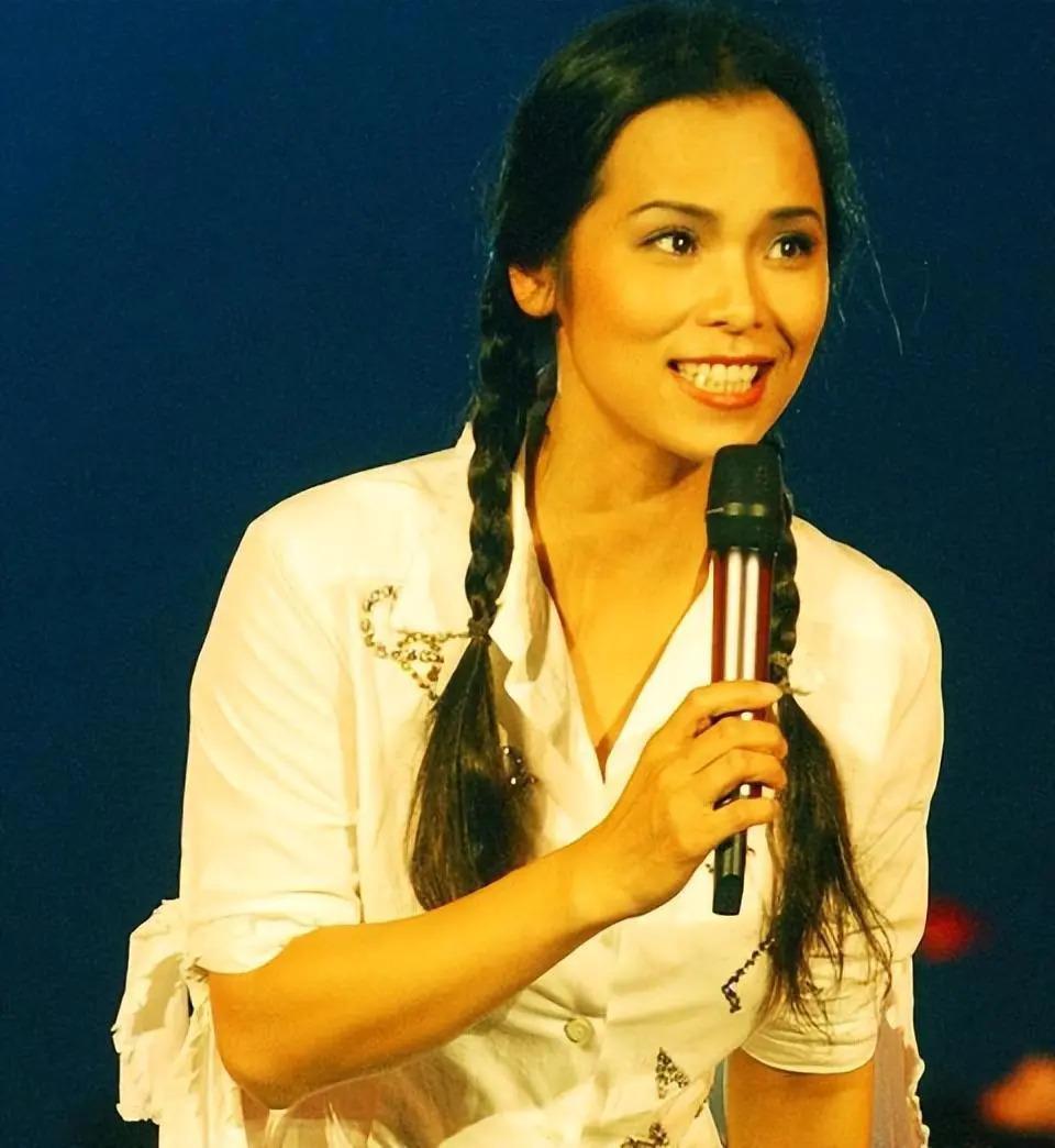 60岁韦唯现状：家暴前夫已离世，3个儿子成最大心结