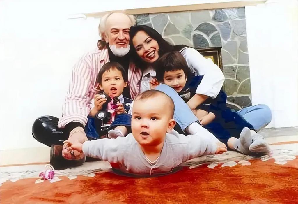 60岁韦唯现状：家暴前夫已离世，3个儿子成最大心结