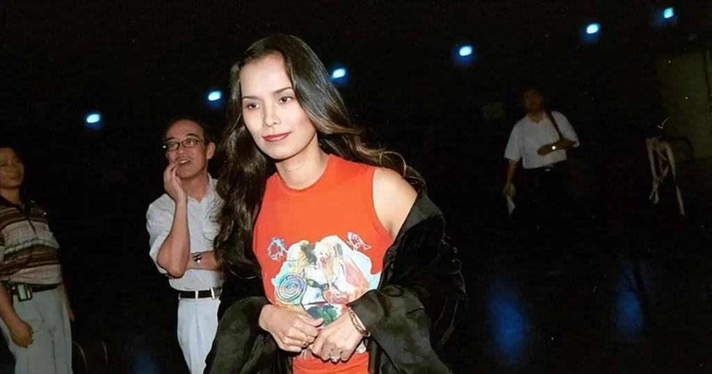 60岁韦唯现状：家暴前夫已离世，3个儿子成最大心结