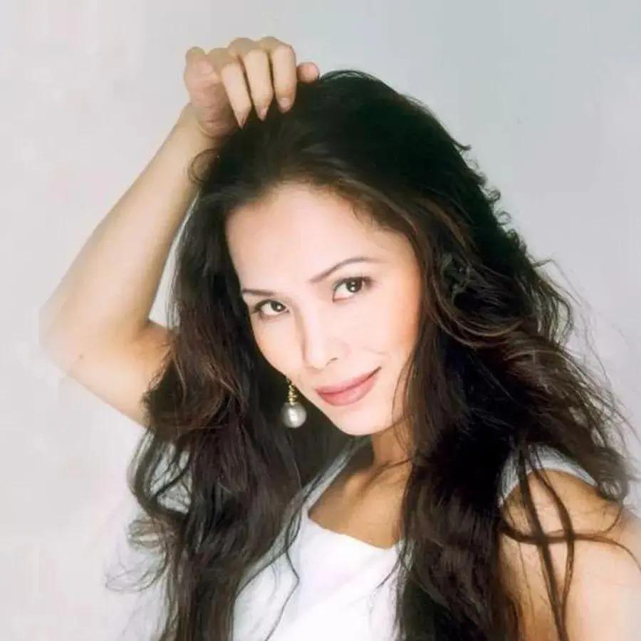 60岁韦唯现状：家暴前夫已离世，3个儿子成最大心结