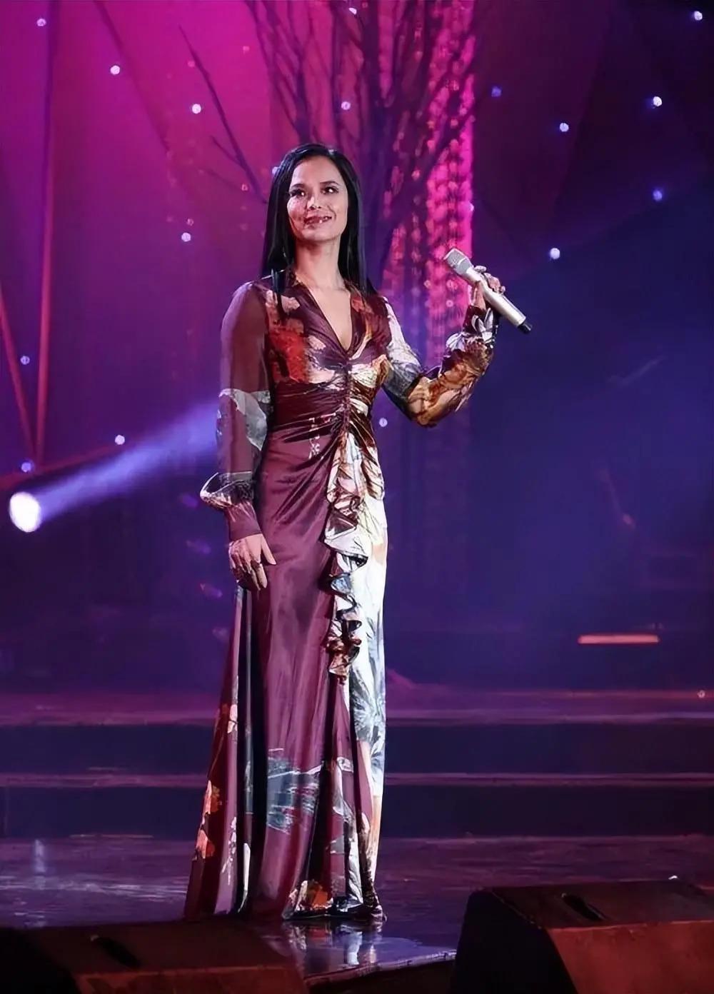 60岁韦唯现状：家暴前夫已离世，3个儿子成最大心结