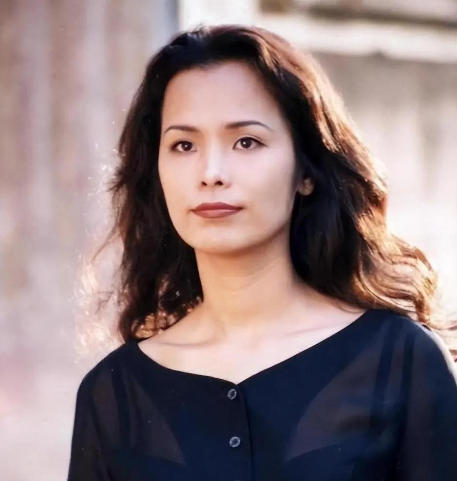 60岁韦唯现状：家暴前夫已离世，3个儿子成最大心结