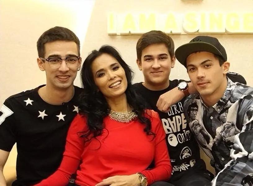 60岁韦唯现状：家暴前夫已离世，3个儿子成最大心结