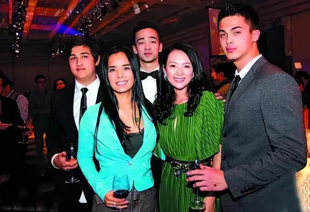 60岁韦唯现状：家暴前夫已离世，3个儿子成最大心结