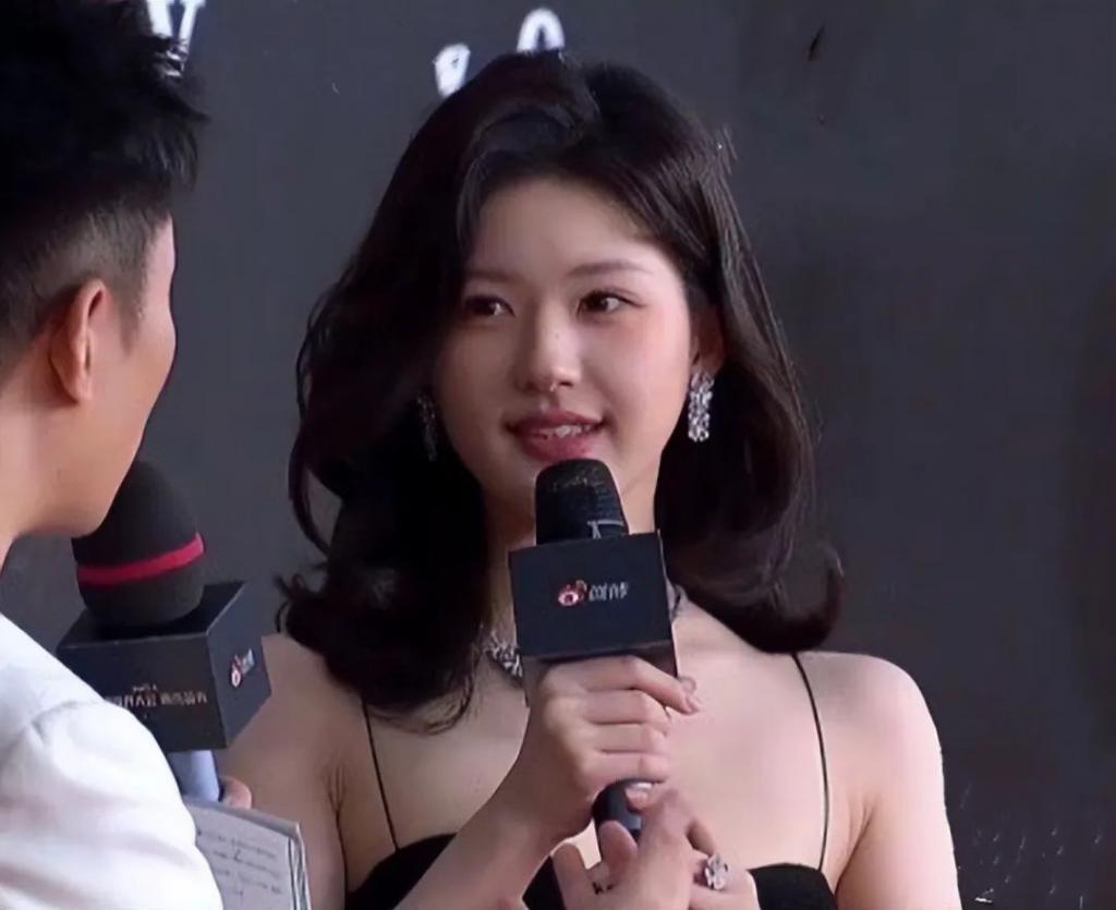这一夜，张天爱的“假屁股”，撕开了内娱女星的遮羞布