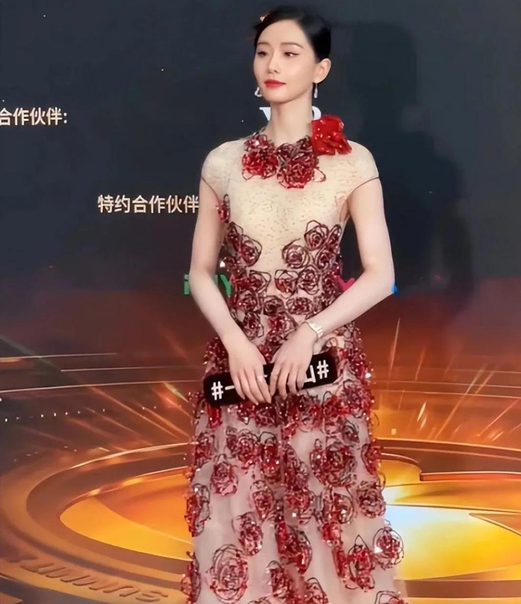 这一夜，张天爱的“假屁股”，撕开了内娱女星的遮羞布
