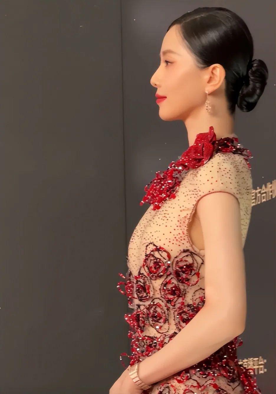 这一夜，张天爱的“假屁股”，撕开了内娱女星的遮羞布