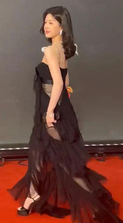 这一夜，张天爱的“假屁股”，撕开了内娱女星的遮羞布